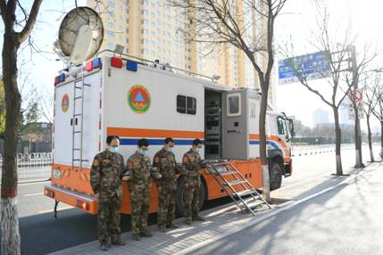 山西省人防辦信息保障中心值守人員肅立默哀，向英雄致敬、愿逝者安息